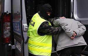 Policjant z zatrzymanym - zdjęcie poglądowe z archiwum policji