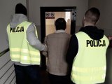 Policjanci prowadzą sprawcę
