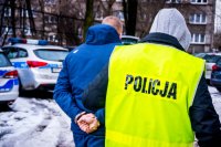 Jeden z zatrzymanych wraz z policjantem