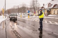 Zdjęcia z akcji - policjanci i radiowcy nagradzają kierowców jeżdżących zgodnie z przepisami