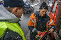 Zdjęcia z akcji - policjanci i radiowcy nagradzają kierowców jeżdżących zgodnie z przepisami