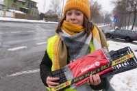 Zdjęcia z akcji - policjanci i radiowcy nagradzają kierowców jeżdżących zgodnie z przepisami