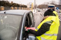 Zdjęcia z akcji - policjanci i radiowcy nagradzają kierowców jeżdżących zgodnie z przepisami