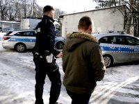 Policjant prowadzi zatrzymanego nietrzeźwego kierowcę