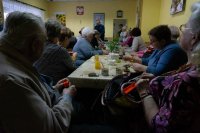 Policyjny profilaktyk na spotkaniu z seniorami