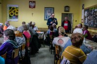 Policyjny profilaktyk na spotkaniu z seniorami