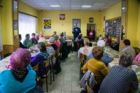 Policyjny profilaktyk na spotkaniu z seniorami