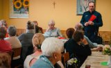Policyjny profilaktyk na spotkaniu z seniorami