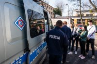 Licealiści w trakcie wizyty w rudzkiej komendzie