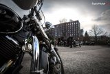 motocykl na tle budynku śląskiej policji