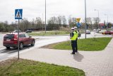 zdjęcie - policjanci RD stojący przy rondzie