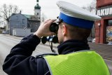 Zdjęcie - policjant z drogówki obserwuje rejon skrzyżowania przez lorynetkę