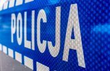 zdjęcie - fragment drzwi radiowozu z wyeksponowanym napisem POLICJA