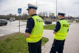 zdjęcie - policjanci z drogówki przy przejściu dla pieszych