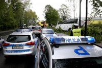 zdjęcie - policjanci i inne służby pracujące na miejscu wypadku