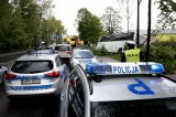 zdjęcie - policjanci i inne służby pracujące na miejscu wypadku