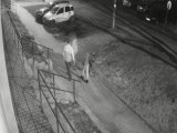 zdjęcie - zapis z kamery monitoringu - cztery osoby idące - rozmycie na ich głowach uniemożliwiające rozpoznanie
