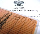 zdjęcie poglądowe - prawo jazdy leżące na wyroku sądowym