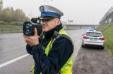 zdjęcie przedstawia umundurowanego policjanta kontrolującego prędkość na DTŚ