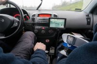 zdjęcie przedstawia wnętrze nieoznakowanego radiowozu z wideorejestratorem