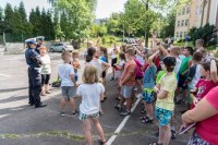 zdjęcie przedstawia - policjantów w trakcie prelekcji dla uczniów