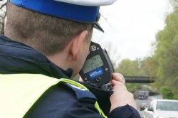 Policjant wykonujący czynność pomiaru prędkości.