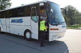 zdjęcie poglądowe - policjant przy autokarze