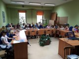 Zdjęcie przedstawia dzieci w trakcie wizyty dzielnicowych na półkoloniach