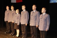 Zdjęcie z uroczystości Święta Policji przedstawia stojących policjantów oczekujących na mianowanie