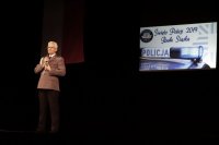 Zdjęcie z uroczystości Święta Policji przedstawia Zastępcę Komendanta Wojewódzkiego Policji w trakcie przemówienia