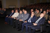 Zdjęcie z uroczystości Święta Policji przedstawia salę i siedzące osoby