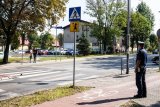 Policjant z drogówki w rejonie przejścia dla pieszych
