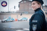 Policjantka, w tle radiowóz