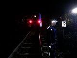 zdjęcie poglądowe przestawia policjanta na tle pociągu
