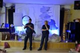 zdjęcie przedstawia dzieci i policjantów w trakcie zajęć - policjanci przy scenie w tle baner z motywem półkolonii