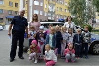 zdjęcie przedstawia dzieci i policjantów w trakcie zajęć - przy radiowozie