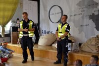 zdjęcie przedstawia dzieci i policjantów w trakcie zajęć z ruchu drogowego
