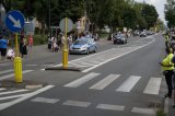Radiowóz eskortujący samochody techniczne wyścigu kolarskiego