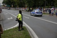 Widok radiowozu patrolującego trasę wyścigu.