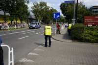 Policjant zabezpieczający trasę wyścigu