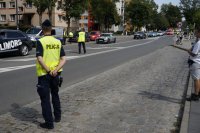 Policjant obserwujący ruch na trasie wyścigu