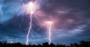 Widok nieba z błyskawicami