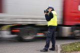 Policjant drogówki dokonujący pomiaru prędkości