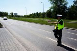 policjant drogówki zatrzymujący pojazd na drodze