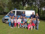 policjanci i dzieci z przedszkola w trakcie spotkania profilaktycznego