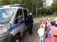 policjant opowiada dzieciom o pracy dzielnicowego
