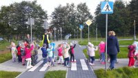 policjant i przedszkolaki na przejściu dla pieszych