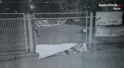 zdjęcie - płot i zerwany baner