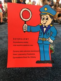 zdjęcie kolorowe - dzieci z przedszkola i policjanci podczas spotkania profilaktycznego