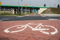 zdjęcie kolorowe - droga rowerowa krzyżująca się z ulicą